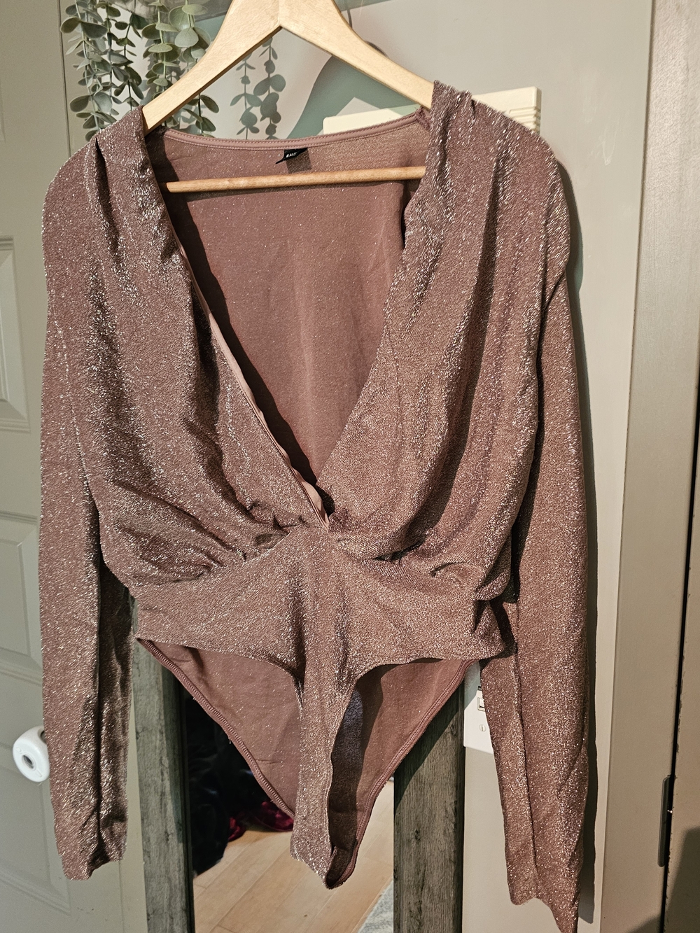 🔥 Bundle 3/15💲🔥Women's Shimmer Long-Sleeve V-Neck Bodysuit - Taupe